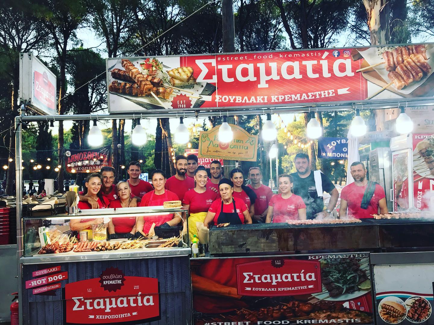 Η ομάδα της Σταματίας μπροστά από την καντίνα στην Κρεμαστή