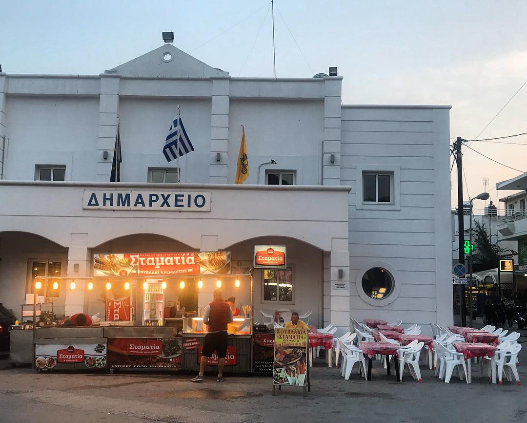 Η καντίνα της Σταματίας μπροστά από το Δημαρχείο στην Κρεμαστή